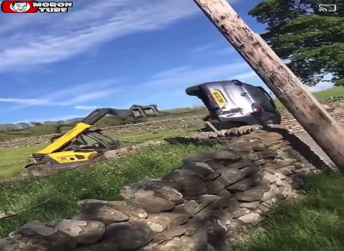 Video :A farmer uses his forklift to remove a problematic automobile!
